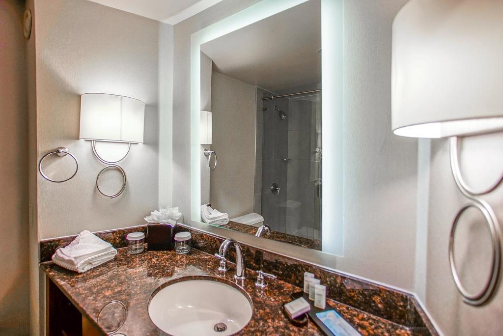 Ramada By Wyndham Southfield Hotel Ngoại thất bức ảnh